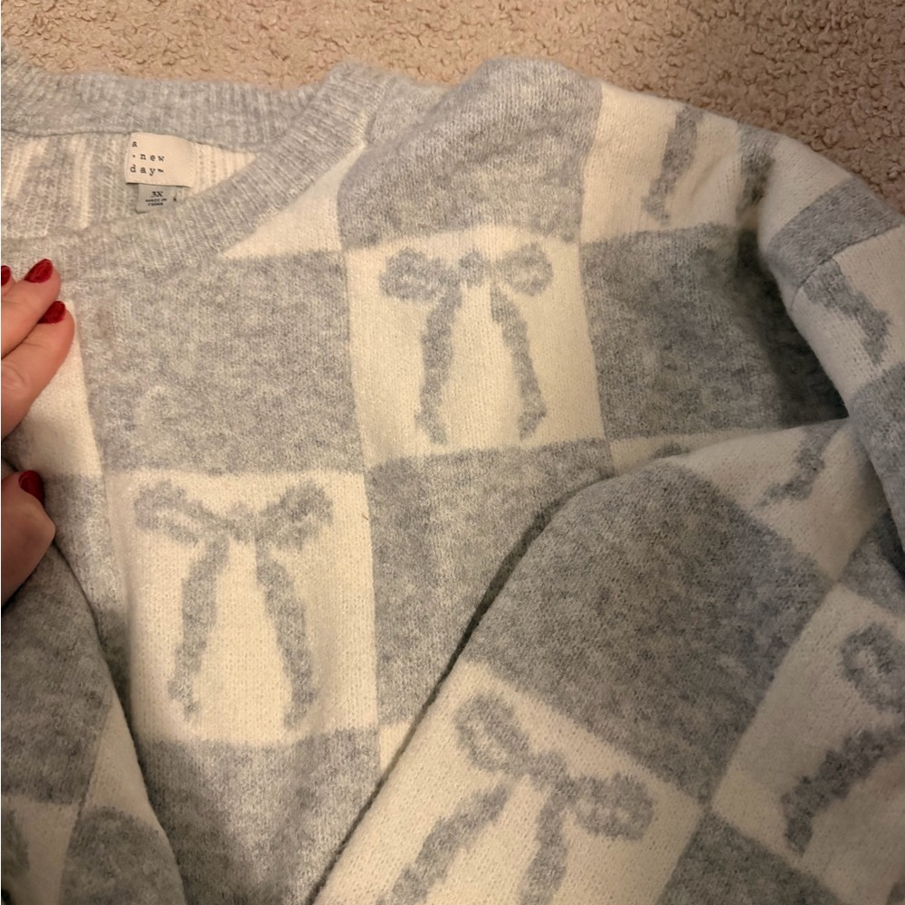 Bow Sweater - Picture 2 of 3
